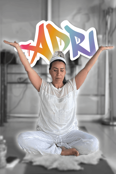 Entrenadora en flowing yoga studio, en posión de loto